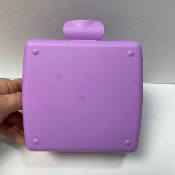 Hello Kitty Tupperware Storage Container 3752A-4 sandwich Keeper size 4.5 x 5 - Picture 6 of 13